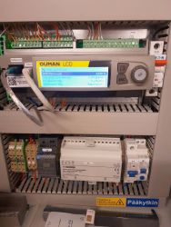 Ouman säätöyksikkö asennettuna sähkötauluun.