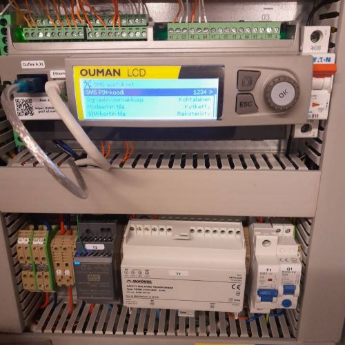 Ouman säätöyksikkö asennettuna sähkötauluun.