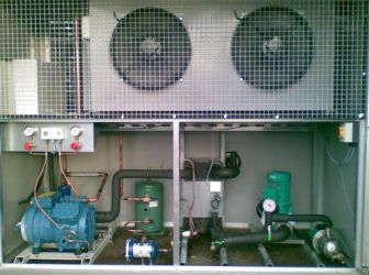 Sähköauton lataustolppa lumisessa maisemassa.